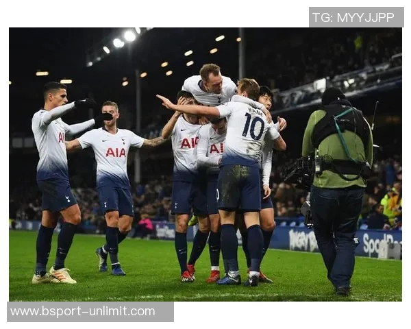 欧联杯激战阿森纳与曼城战平争议判罚引发全场热议 欧联杯激战阿森纳与曼城战平争议判罚引发全场热议