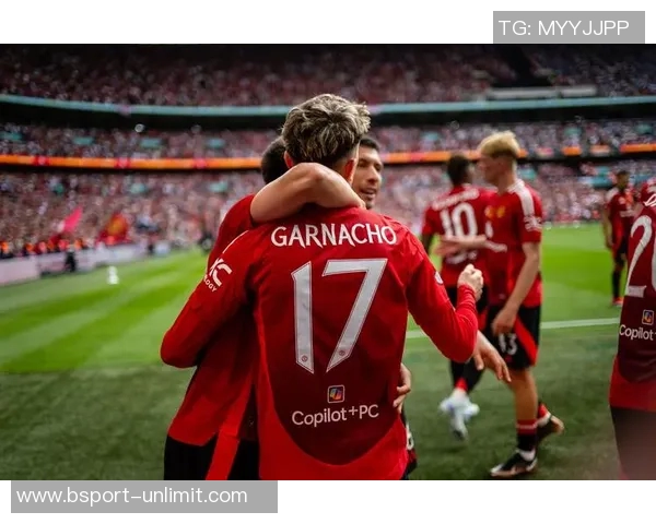 英超焦点战曼城与曼联战成平局争议判罚引发全场热议