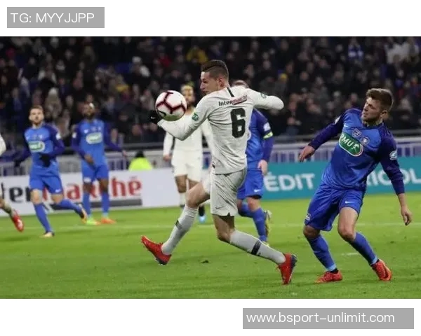 国王杯激战巴黎圣日耳曼与曼城2-2平补时进球引爆全场激情